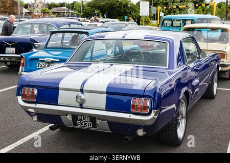 Blauer 1966 Ford Mustang Oldtimer mit weißen Rennstreifen auf einer Oldtimer-Messe in Großbritannien Stockfoto