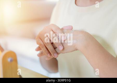 Close-up weibliche faltige Hände reife Frau Anwendung Feuchtigkeitscreme, natürliche Anti-Aging, Hautpflege Kosmetik Lifting oder Körperlotion. Tagesbehandlungen Stockfoto