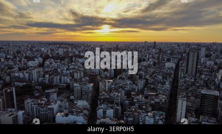 Buenos aires Stadt mit Blick auf den Sonnenuntergang aus der Luft Stockfoto