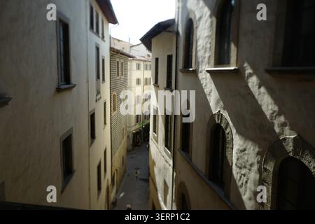 Blick in eine enge Straße von den Uffizien in Florenz Stockfoto