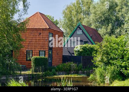 Historische Sanierung einer alten Heuscheune und eines Lagerhauses in Zaandijk, Niederlande. Traditionelle niederländische Architektur mit vertikalem Dach Stockfoto