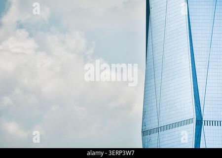 Merdeka 118 - PNB 118 Fassadendetails in Kuala Lumpur. Nahaufnahme der kristallinen diamantförmigen Glasscheiben und der reflektierenden Außenfläche Business ec Stockfoto