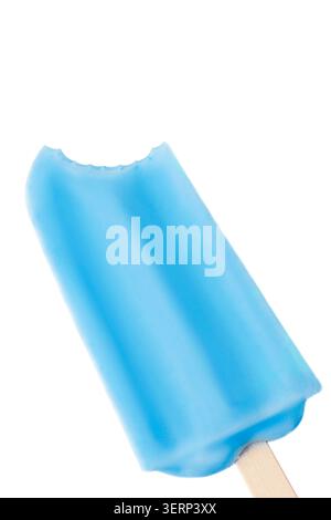 Gebissenes blaues Eis, isoliert auf weißem Hintergrund Stockfoto