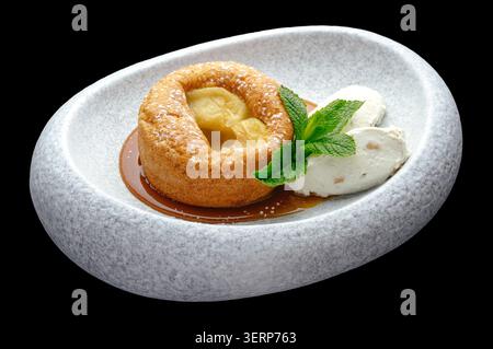 Gourmet-Apfelkuchen-Dessert mit Karamell und Eis Stockfoto