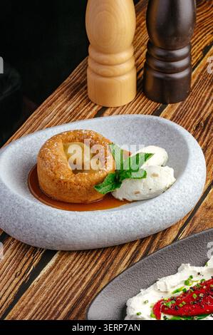 Gourmet-Apfelkuchen mit Eis und Karamellsauce Stockfoto
