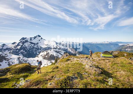 Zwei Wanderer erkunden einen malerischen Bergkamm Stockfoto