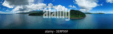 Panoramische Drohnenansicht der üppigen Küste von Mahé von Anse Louis bis Anse La Mouche, Seychellen, mit lebendigen tropischen Bergen und dem blauen Indischen Ozean Stockfoto