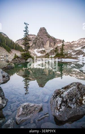 Dreadnought Peak spiegelt sich in einem ruhigen Bergsee Stockfoto