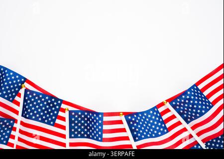 Eine Sammlung amerikanischer Flaggen, die als Grenze angelegt wurden, um 250 Jahre nationale Unabhängigkeit zu feiern. Stockfoto