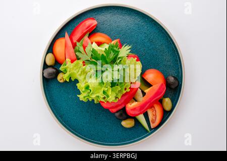 Frisch geschnittenes Gemüse und Oliven auf einem Teller Stockfoto