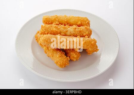 Knuspriger, goldgebratener Käse auf einem weißen Teller Stockfoto