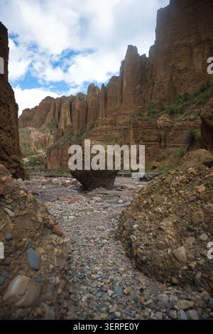 Massive Felsbrocken im zerklüfteten Palca Canyon, La Paz, Bolivien Stockfoto