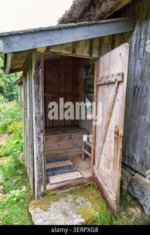 Altes Haus mit offener Tür auf dem Land Stockfoto