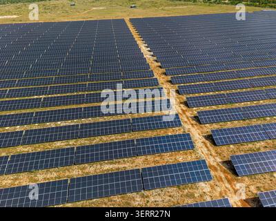 Luftaufnahme eines Solarkraftwerks mit Windturbinen in Kroatien Stockfoto