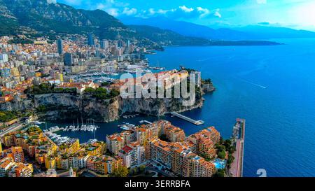 Blick auf Monaco aus der Vogelperspektive mit hohen Wohntürmen, Monaco Rock, Fontvieille Marina und Mittelmeer Stockfoto