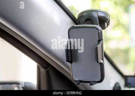 Smartphone-Halterung im Auto. Telefonhalter am Autofenster. Stockfoto