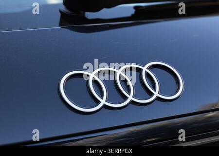 Ljubljana, Slowenien - 11. April 2026: Nahaufnahme des Audi Quattro-Logos auf einem Luxusfahrzeug-Exterieur Stockfoto