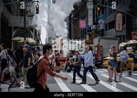 New York, USA - 10. Juni 2026: Menschen überqueren die Straße in New York City. Stockfoto