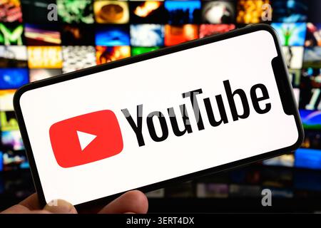 Paris, Frankreich - 19. Juni 2026 : Eine Person hält ein Smartphone mit dem YouTube-Logo und einem digitalen Bildschirmhintergrund. Stockfoto