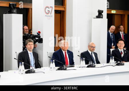 Evian-les-Bains, Frankreich. 17. Juni 2026. US-Präsident Donald Trump, 2. Links, hört während der Arbeitssitzung des G7-Gipfels zu KI und digitalen Themen im Hotel Royal Evian am 17. Juni 2026 in Evian-les-Bains, Frankreich. Von links sitzend: Sam Altman, Trump, CEO von Google DeepMind, Demis Hassabis und der südkoreanische Präsident Lee Jae Myung.Credit: Daniel Torok/White House Photo/Alamy Live News Stockfoto