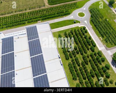 Dach eines Industriegebäudes mit Solarpaneelen auf dem Dach Stockfoto
