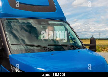 Nahaufnahme eines modernen blauen kommerziellen Lieferwagens auf offener Straße Stockfoto