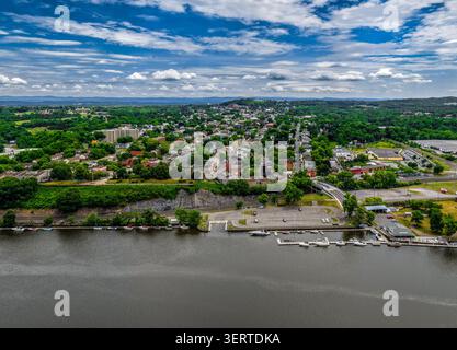 Hudson, NY, USA - 10. Juni 2026: Luftbild von Hudson, New York entlang des Hudson River. Stockfoto