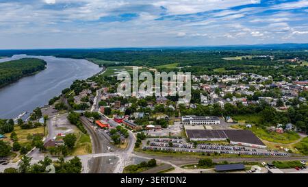Hudson, NY, USA - 10. Juni 2026: Luftbild von Hudson, New York entlang des Hudson River. Stockfoto