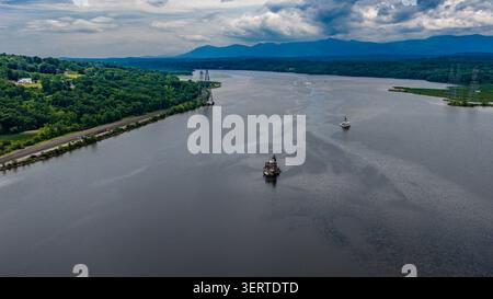 Hudson, NY, USA – 10. Juni 2026: Luftaufnahme des Hudson-Athens Lighthouse im Hudson River in Hudson, New York. Stockfoto