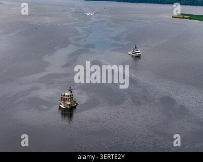 Hudson, NY, USA – 10. Juni 2026: Luftaufnahme des Hudson-Athens Lighthouse im Hudson River in Hudson, New York. Stockfoto