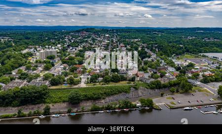 Hudson, NY, USA - 10. Juni 2026: Luftbild von Hudson, New York entlang des Hudson River. Stockfoto