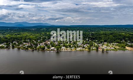 Athen, NY, USA - 10. Juni 2026: Luftbild von Athen, New York entlang des westlichen Hudson River. Stockfoto
