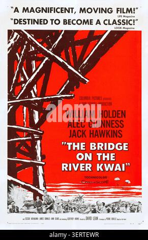 Farblithografie Stil Ein Poster für die Brücke am Fluss Kwai (1957) mit William Holden (1918–1981) und Alec Guinness (1914–2000). Diese David Lean-Produktion untersucht den psychologischen Konflikt britischer Kriegsgefangener in Burma. Stockfoto