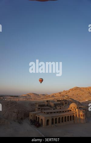 Ein Heißluftballon über der traditionellen Wüstensiedlung in der Nähe von Luxor, Ägypten Stockfoto