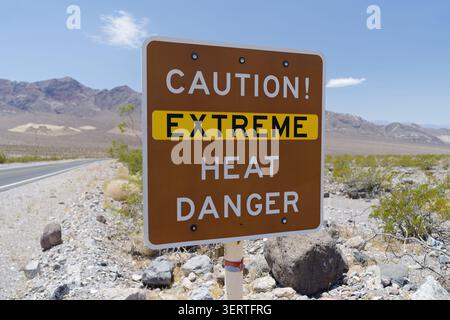 Hitzewarnschild im Death Valley National Park, Kalifornien, einer Region, die für intensive Sommertemperaturen berühmt ist. Stockfoto