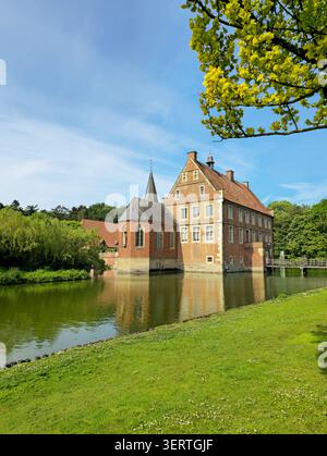 Schloss Huelshoff, Havixbeck, Nordrhein-Westfalen, Deutschland, Europa. Die Burg Huelshoff ist die typischste Wasserburg im Münsterland Ger Stockfoto