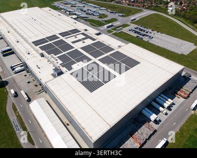 Luftaufnahme eines modernen Logistikzentrums mit Sonnenkollektoren auf dem Dach. Stockfoto