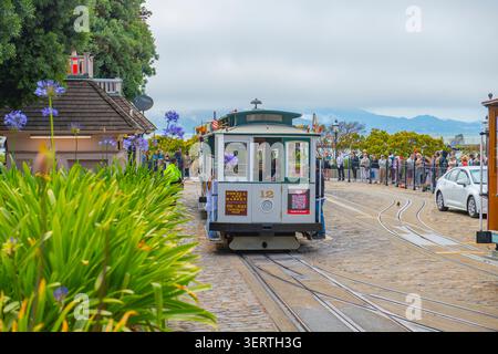Antike Cable Car Powell Hyde Line am Hyde Street Terminal und Beach Street Terminal in San Francisco, Kalifornien, USA. Stockfoto