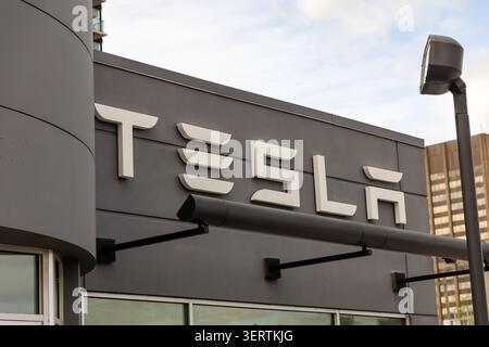 Ottawa, Kanada - 28. Mai 2026: Fassade des Tesla-Händlergebäudes mit großer weißer Tesla-Beschilderung. Fassadenschild der Marke Elektrofahrzeug im Ausstellungsraum an der Wand Stockfoto