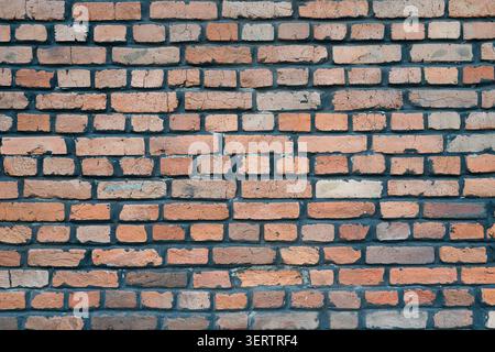Vintage Terrakotta Ziegelwerk Muster, Grunge Wand Hintergrund für Design. Detaillierte Ansicht einer alten, robusten Ziegelwand, Innenkonzept des Lofts. Stockfoto