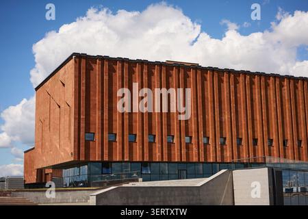 Kasan, Russland - 28.05.2026: Modernes Gebäude am Fluss mit rostfarbener Fassade und reflektierendem Glas Stockfoto