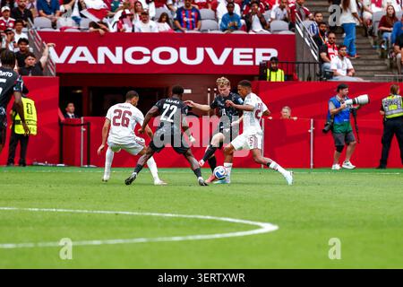 Vancouver, British Columbia, Kanada. Juni 2026. JACOB SHAFFELBURG (14) aus Kanada und ALHASHMI ALHUSSEIN (25) aus Katar kämpfen um den Ball. Kanada vs. Katar beim Gruppenspiel der FIFA-Weltmeisterschaft im BC Place Stadium in Vancouver, BC Kanada (Bild: © Gordon Kalisch/ZUMA Press Wire) NUR ZUR REDAKTIONELLEN VERWENDUNG! Nicht für kommerzielle ZWECKE! Stockfoto