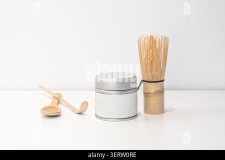 Eine Kanne Tee mit hölzernen Utensilien für die Zubereitung. Stockfoto