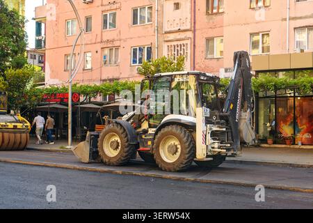 Batumi, Georgia – 18. Juni 2026: Ein moderner Baggerbagger von Hidromek parkte während der Straßenrenovierung und des Asphaltbaus auf einer Straße. Stockfoto