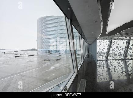 Russland, St.Petersburg, 13. März 2025: Innenräume des Wolkenkratzers Lakhta Center - Bürogebäude der Ölgesellschaft Gazprom, eine Aussichtsplattform Stockfoto