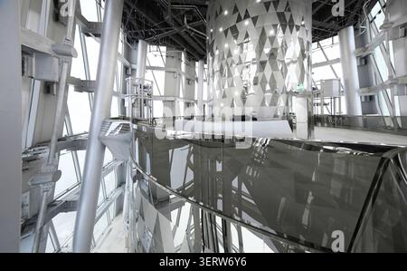Russland, St.Petersburg, 13. März 2025: Innenräume des Wolkenkratzers Lakhta Center - Bürogebäude der Ölgesellschaft Gazprom, eine Aussichtsplattform Stockfoto