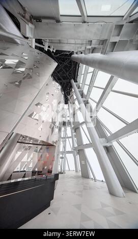 Russland, St.Petersburg, 13. März 2025: Innenräume des Wolkenkratzers Lakhta Center - Bürogebäude der Ölgesellschaft Gazprom, eine Aussichtsplattform Stockfoto