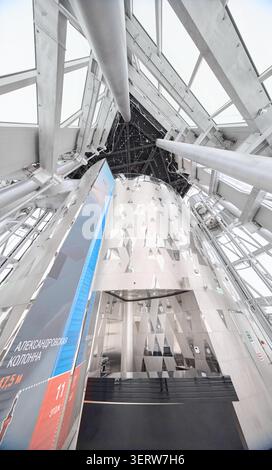 Russland, St.Petersburg, 13. März 2025: Innenräume des Wolkenkratzers Lakhta Center - Bürogebäude der Ölgesellschaft Gazprom, eine Aussichtsplattform Stockfoto