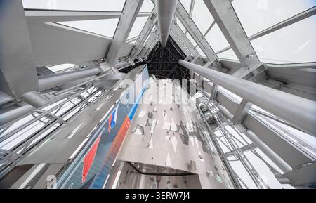 Russland, St.Petersburg, 13. März 2025: Innenräume des Wolkenkratzers Lakhta Center - Bürogebäude der Ölgesellschaft Gazprom, eine Aussichtsplattform Stockfoto