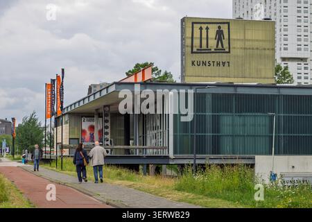 Rotterdam, Niederlande - 03. Juni 2026: Außenansicht des berühmten Kunsthal-Kunstmuseums, entworfen von Rem Koolhaas, mit Besuchern auf dem Weg Stockfoto